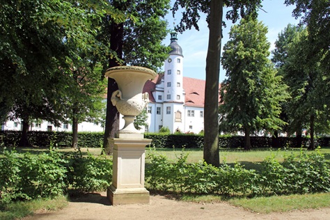 Barockgarten Zabeltitz mit Blick zum Schloss
