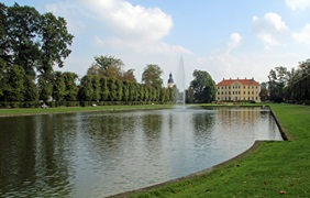 Palais mit Spiegelteich des Barockgartens Zabeltitz